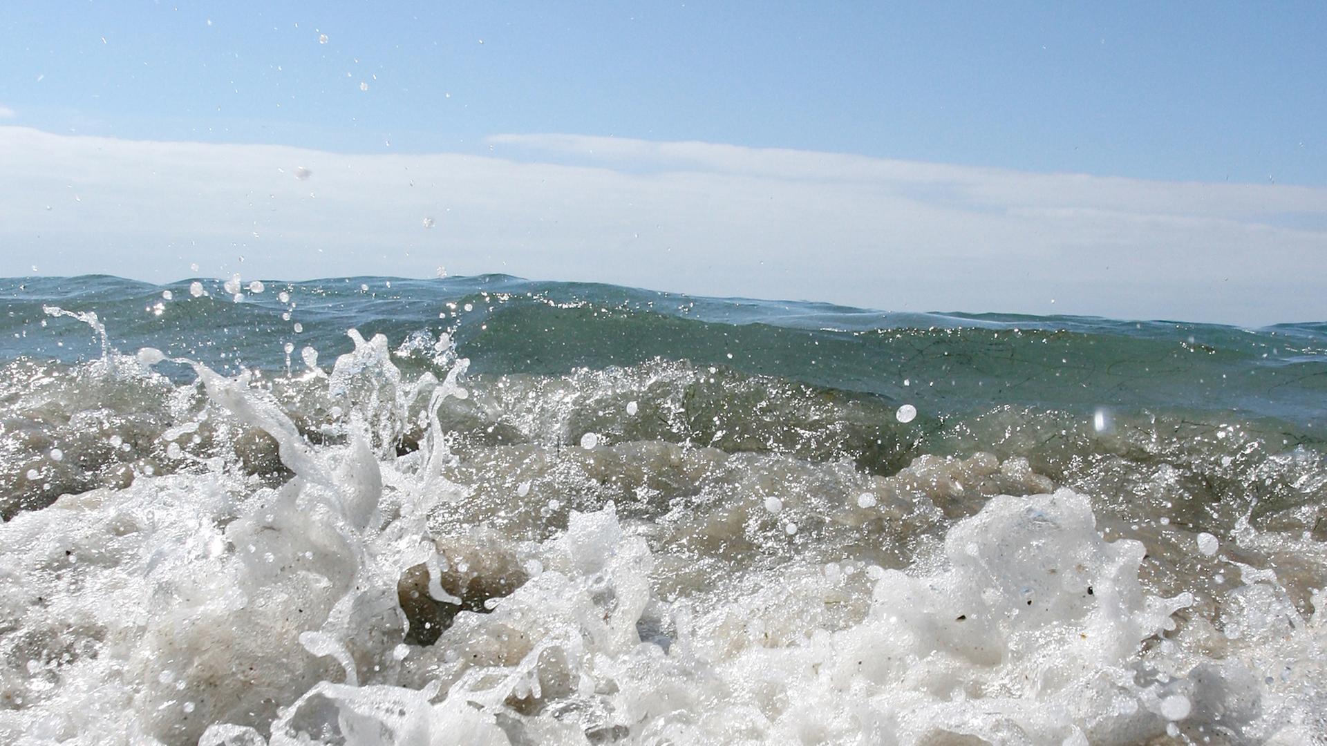 Kleine Welle am Strand Kleine Welle am Strand