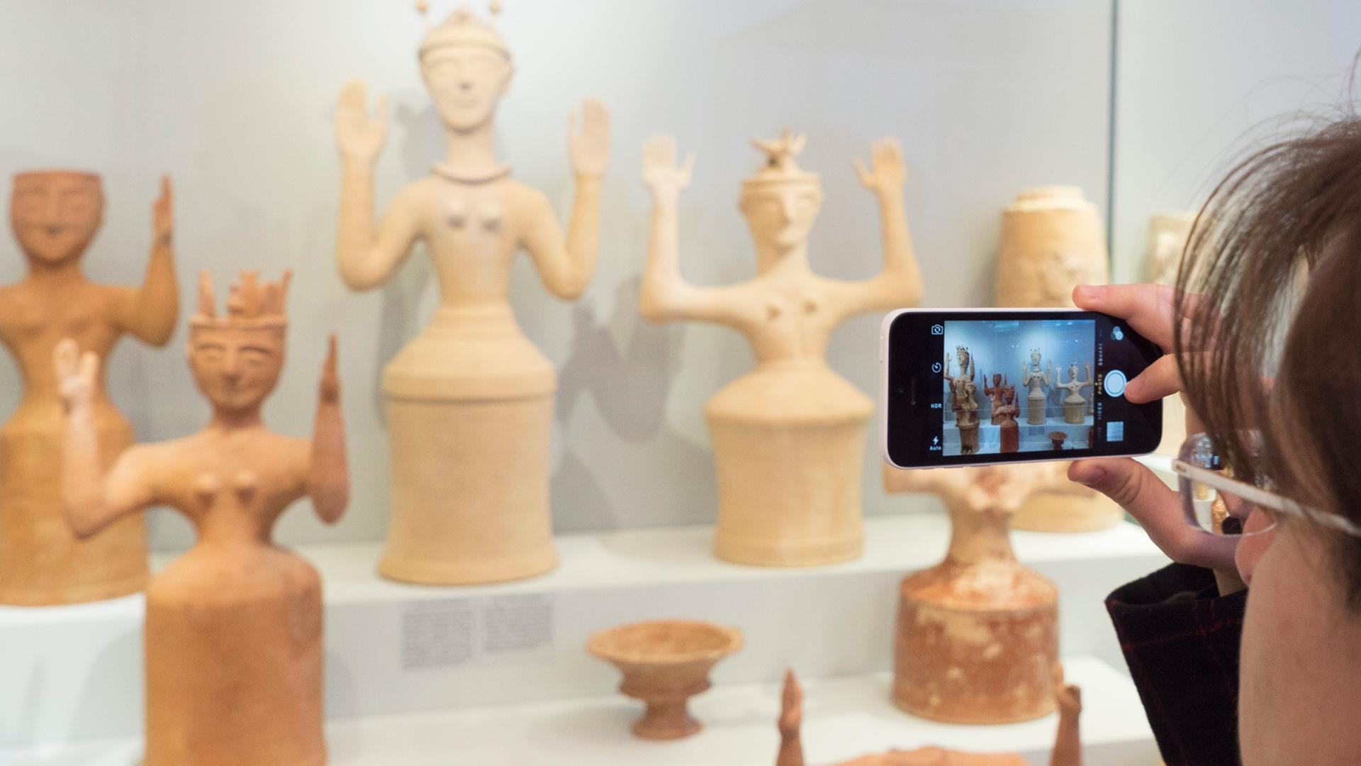 Eine Besucherin fotografiert minoische Funde im Archäologischen Museum in Heraklion, Kreta. Eine Besucherin fotografiert minoische Funde im Archäologischen Museum in Heraklion, Kreta.