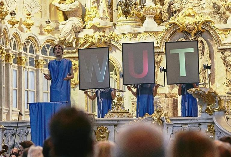 Elfriede Jelineks "Wut" in der Aufführung des Staatsschauspiels Dresden Elfriede Jelineks "Wut" in der Aufführung des Staatsschauspiels Dresden