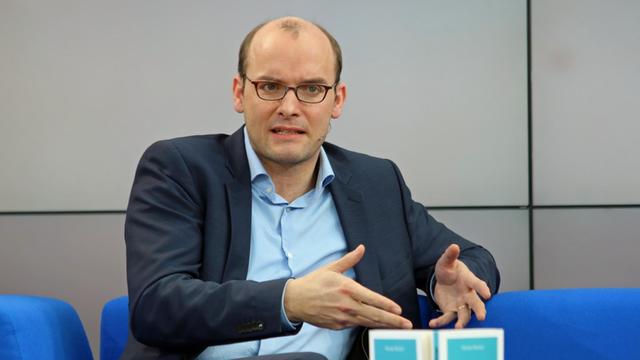 Der Rechtswissenschaftler Florian Meinel im Interview auf dem Blauen Sofa auf der Leipziger Buchmesse 2019