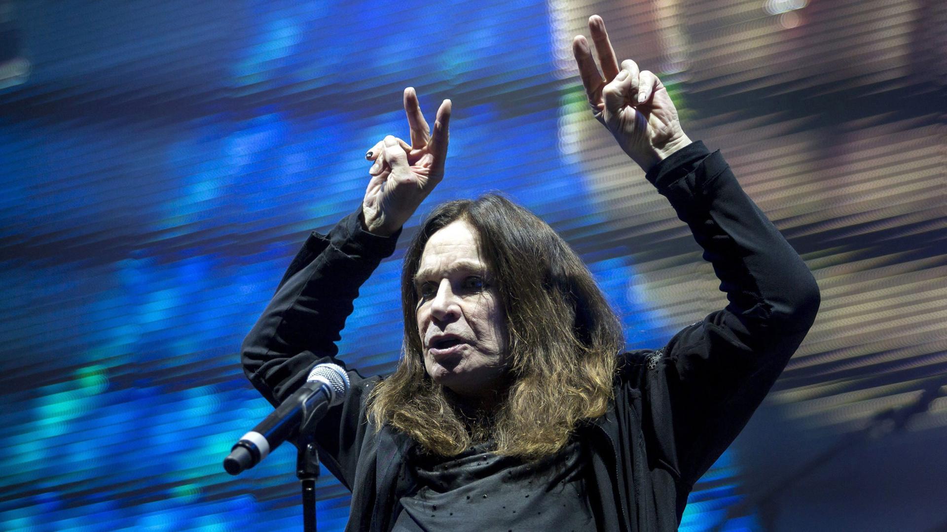Black Sabbath-Sänger Ozzy Osbourne bei einem Konzert der Band in Budapest. Black Sabbath-Sänger Ozzy Osbourne bei einem Konzert der Band in Budapest.