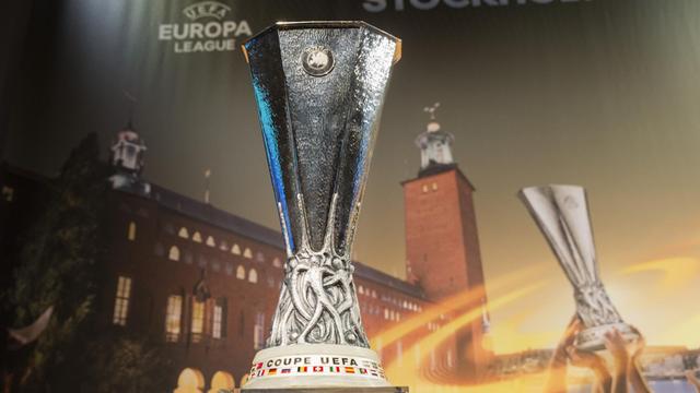 Der Pokal der Europa League vor einem Bild mit dem Logo der Europa League.