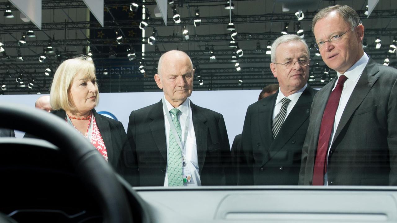 Der damalige Aufsichtsratsvorsitzende der Volkswagen AG, Ferdinand Piech (2.v.l.), seine Frau und VW-Aufsichtsratsmitglied Ursula Piech (l), der damalige Vorstandsvorsitzende der Volkswagen AG, Martin Winterkorn, und Niedersachsens Ministerpräsident Stephan Weil (SPD) stehen am 25.04.2013 in Hannover vor Beginn der Hauptversammlung der Volkswagen AG. Der damalige Aufsichtsratsvorsitzende der Volkswagen AG, Ferdinand Piech (2.v.l.), seine Frau und VW-Aufsichtsratsmitglied Ursula Piech (l), der damalige Vorstandsvorsitzende der Volkswagen AG, Martin Winterkorn, und Niedersachsens Ministerpräsident Stephan Weil (SPD) stehen am 25.04.2013 in Hannover vor Beginn der Hauptversammlung der Volkswagen AG.