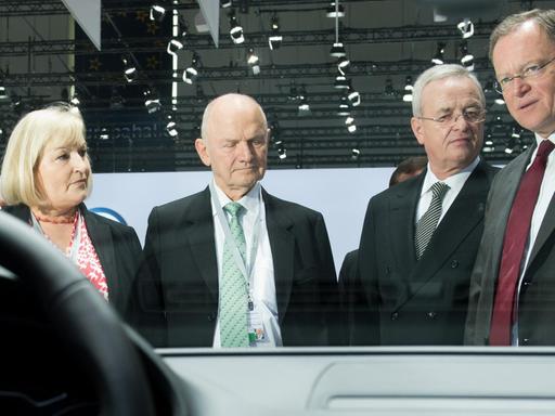 Der damalige Aufsichtsratsvorsitzende der Volkswagen AG, Ferdinand Piech (2.v.l.), seine Frau und VW-Aufsichtsratsmitglied Ursula Piech (l), der damalige Vorstandsvorsitzende der Volkswagen AG, Martin Winterkorn, und Niedersachsens Ministerpräsident Stephan Weil (SPD) stehen am 25.04.2013 in Hannover vor Beginn der Hauptversammlung der Volkswagen AG.