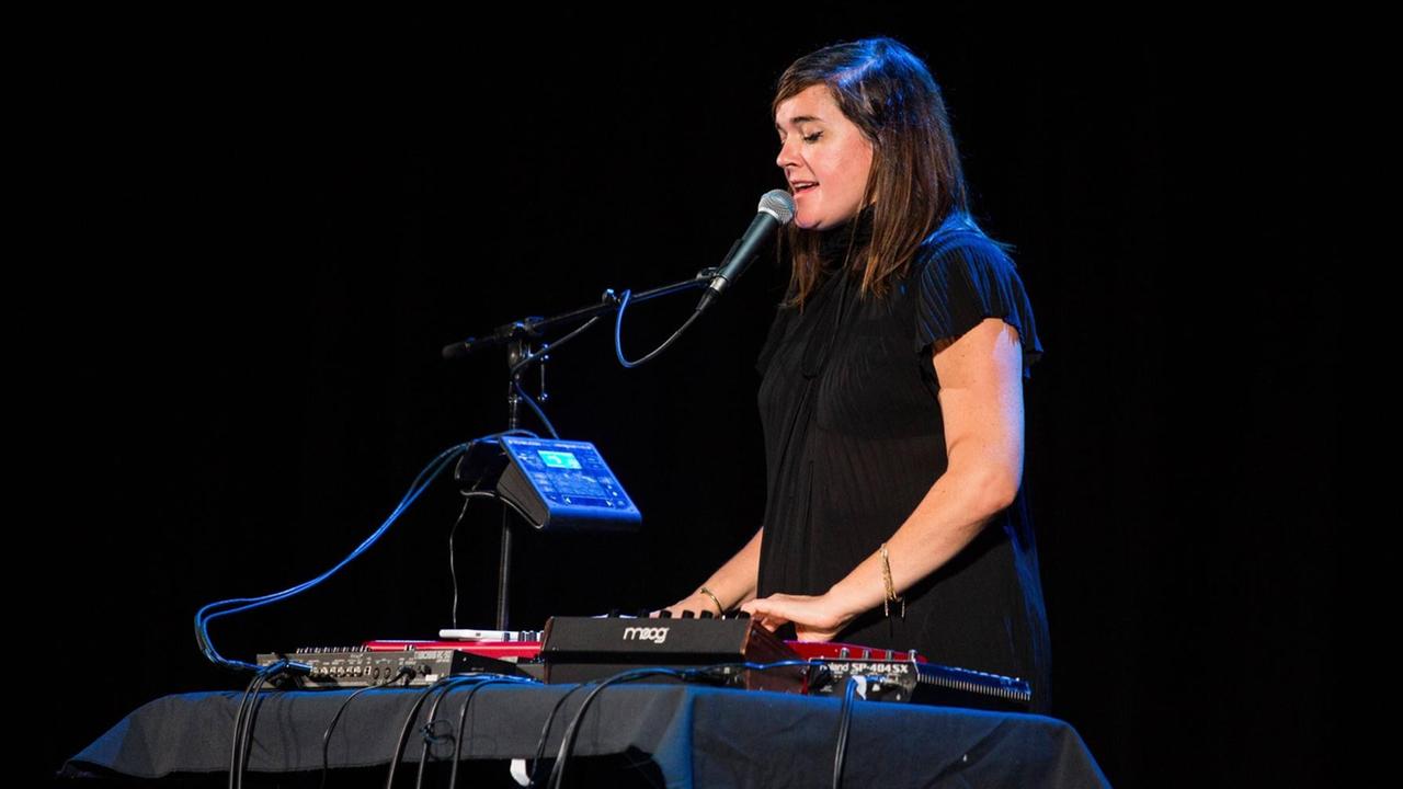Julianna Barwick auf der Bühne bei einem Konzert in den USA. Julianna Barwick auf der Bühne bei einem Konzert in den USA.