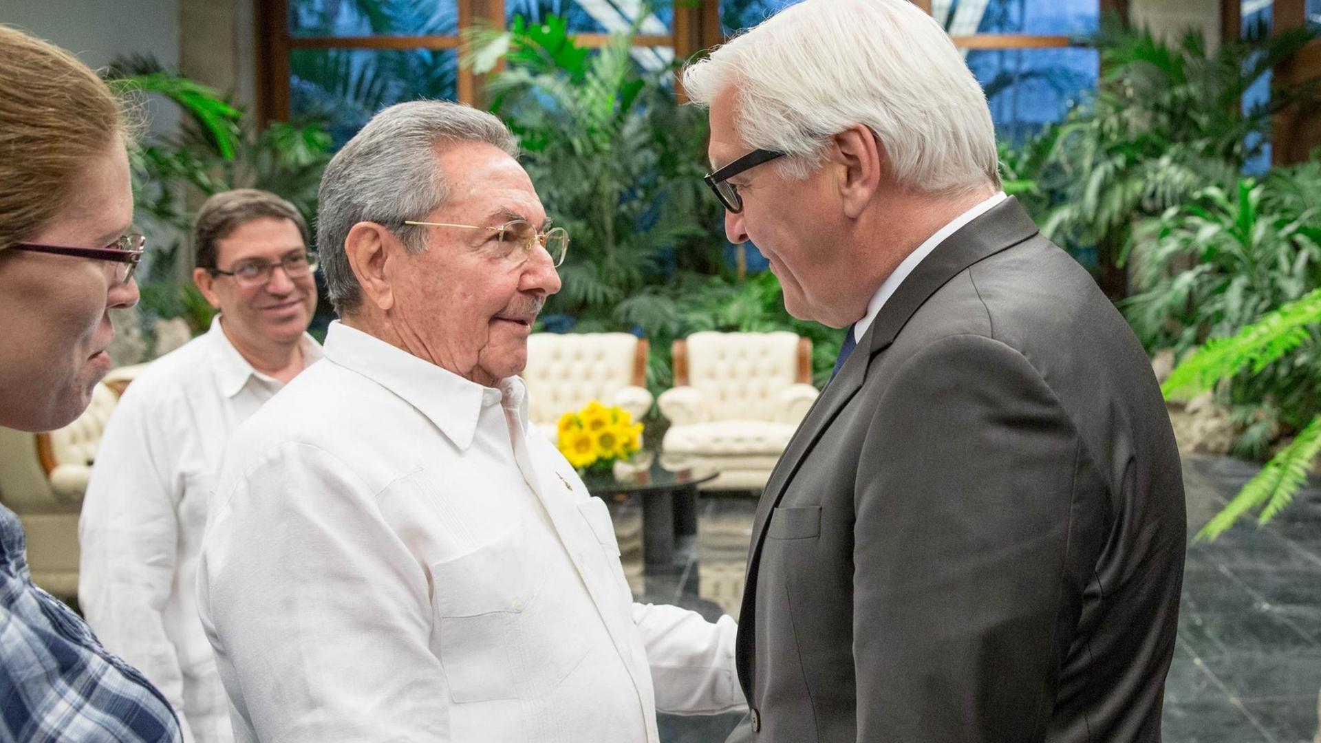 Außenminister Frank-Walter Steinmeier (l) traf bei seinem ersten Kuba-Besuch Präsident Raúl Castro. Außenminister Frank-Walter Steinmeier (l) traf bei seinem ersten Kuba-Besuch Präsident Raúl Castro.