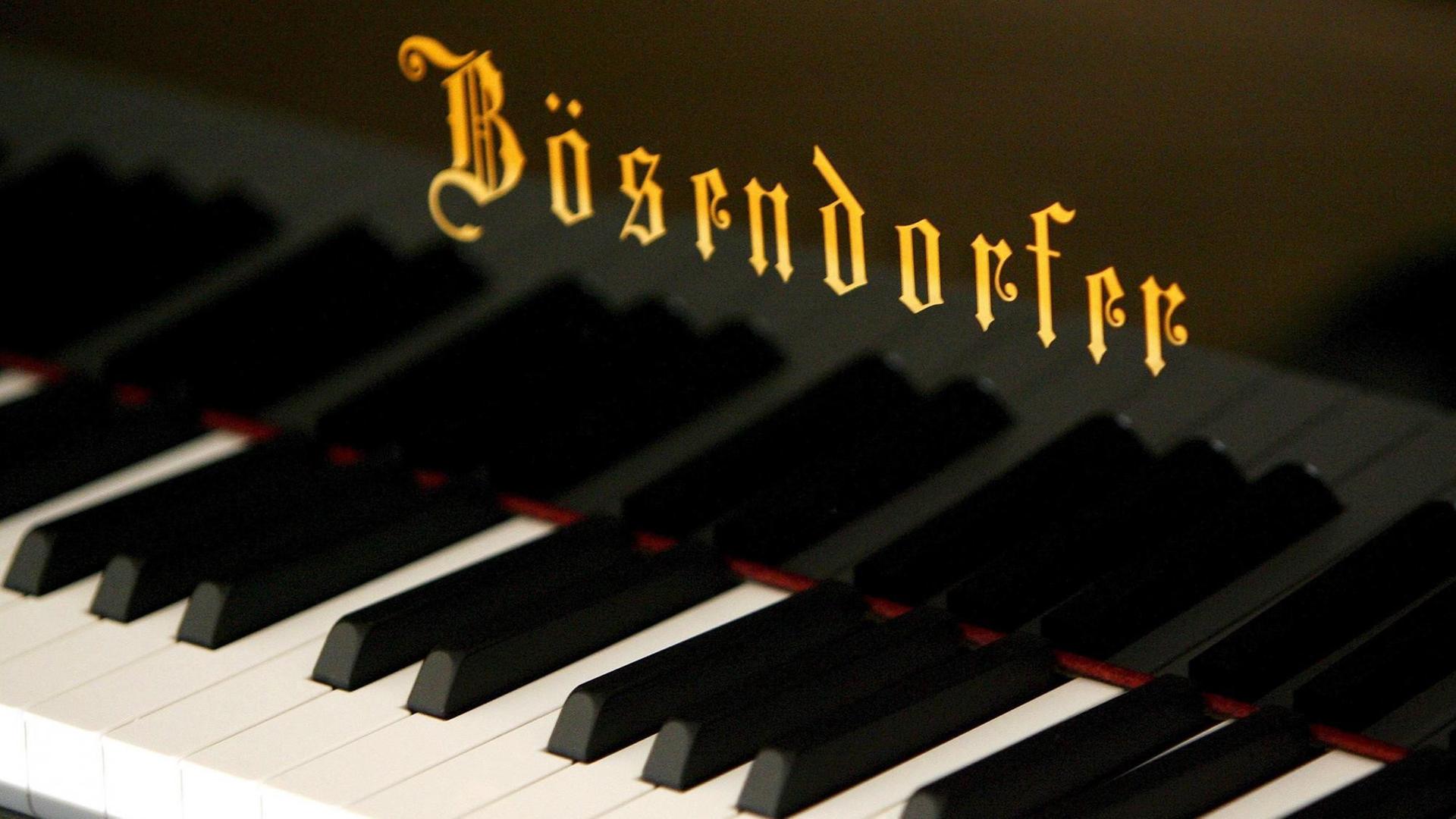 Logo der Boesendorfer Piano-Manufaktur auf einem Piano in Wien.