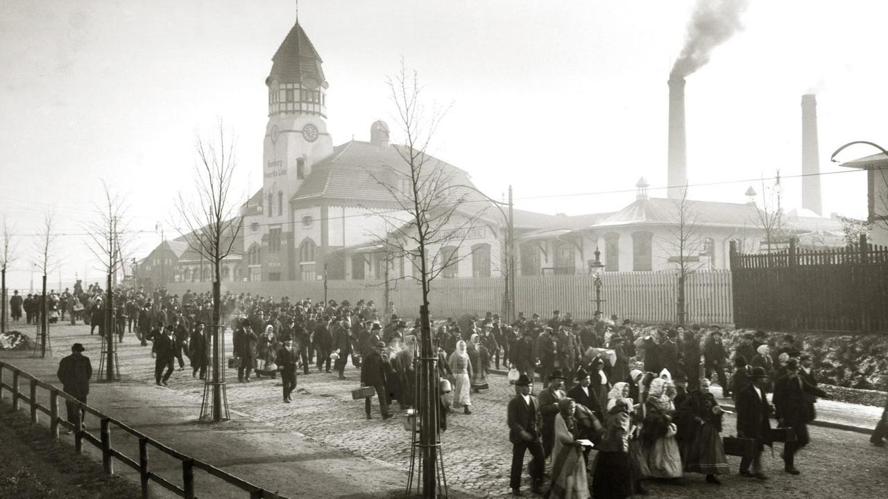 Auswandererhallen 1919 in Hamburg, wo sich heute das Museum "Ballinstadt" befindet. Auswandererhallen 1919 in Hamburg, wo sich heute das Museum "Ballinstadt" befindet.