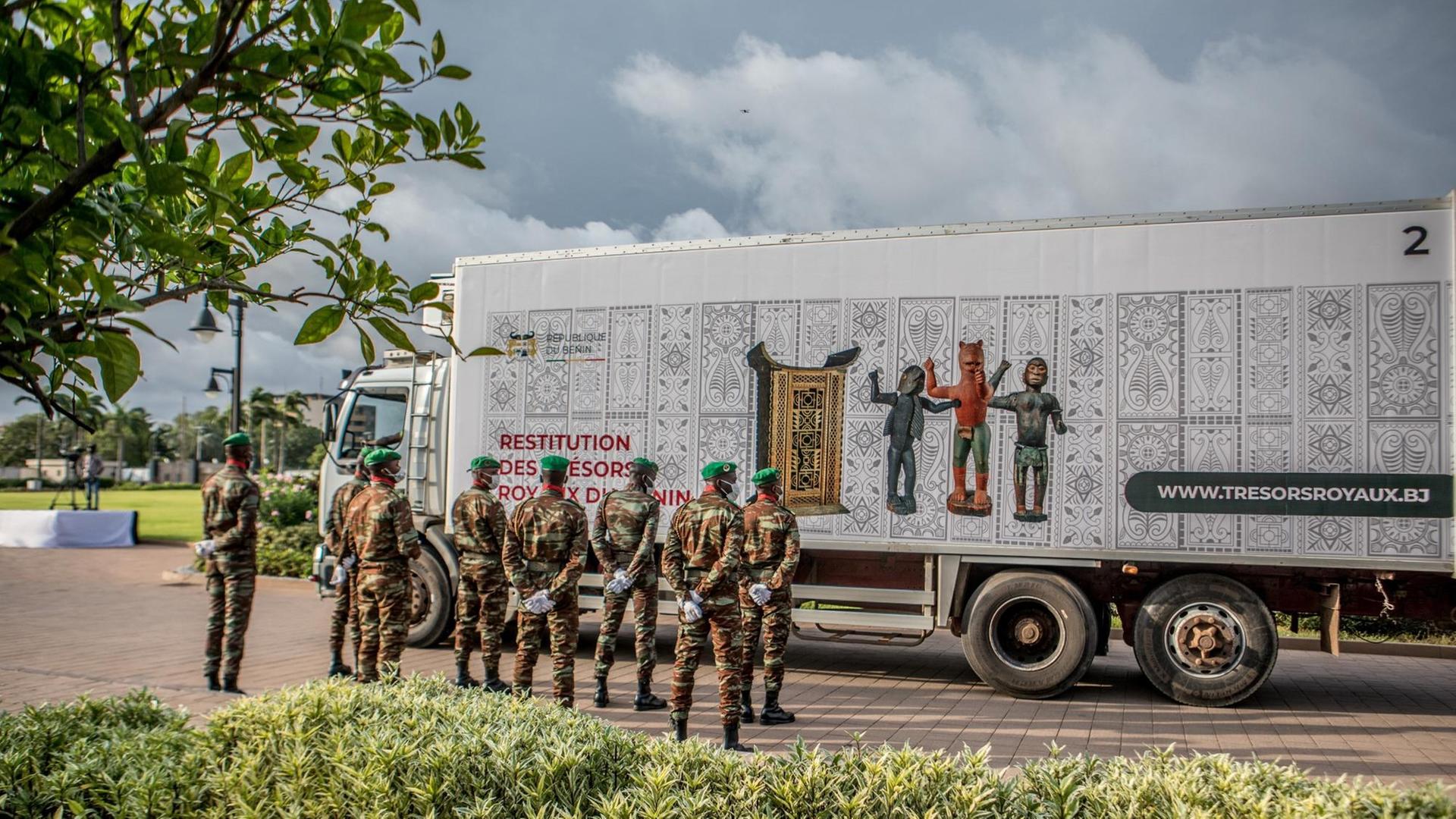 Ein Lastwagen mit den Artefakten wird von Soldaten in Benin bewacht Ein Lastwagen mit den Artefakten wird von Soldaten in Benin bewacht