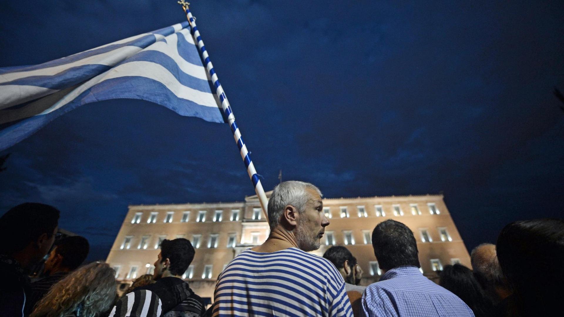 Demonstranten auf dem Syntagma-Platz vor dem griechischen Parlament in Athen während eines Generalstreiks im November 2012 Demonstranten auf dem Syntagma-Platz vor dem griechischen Parlament in Athen während eines Generalstreiks im November 2012