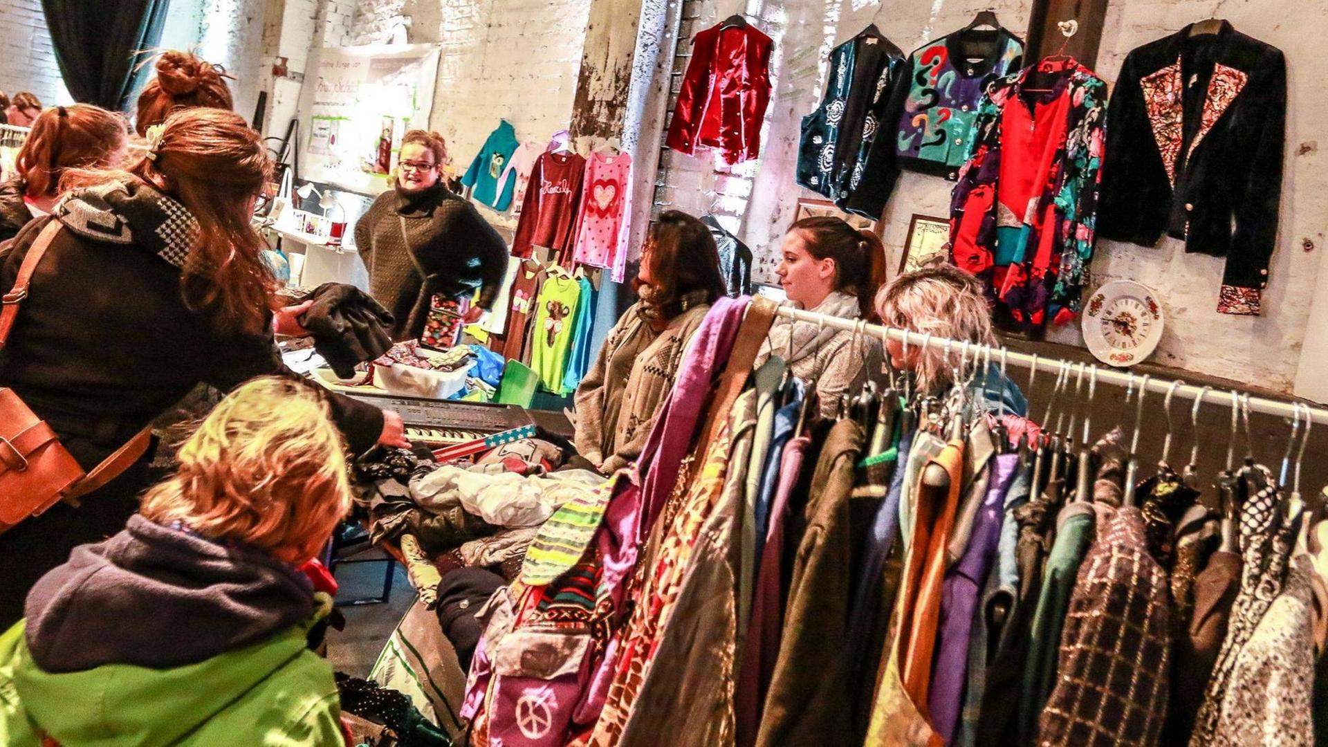 Flohmarktstand und Flohmarktbesucher Flohmarktstand und Flohmarktbesucher