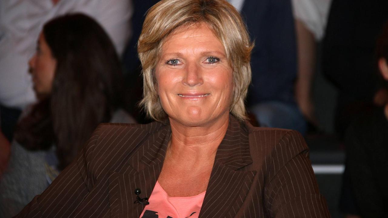 Claudia Neumann lächelt. Claudia Neumann lächelt.