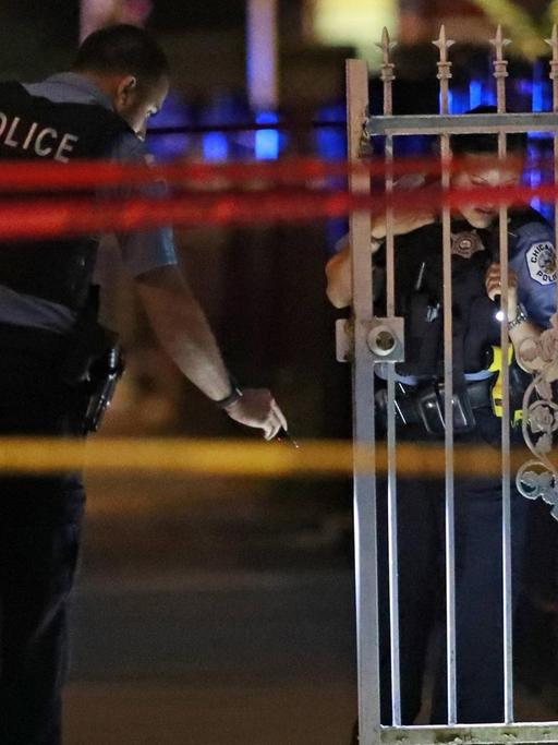 Nächtlicher Einsatz: Polizisten am mit Band abgesperrten Tatort eines Verbrechens in Chicago.