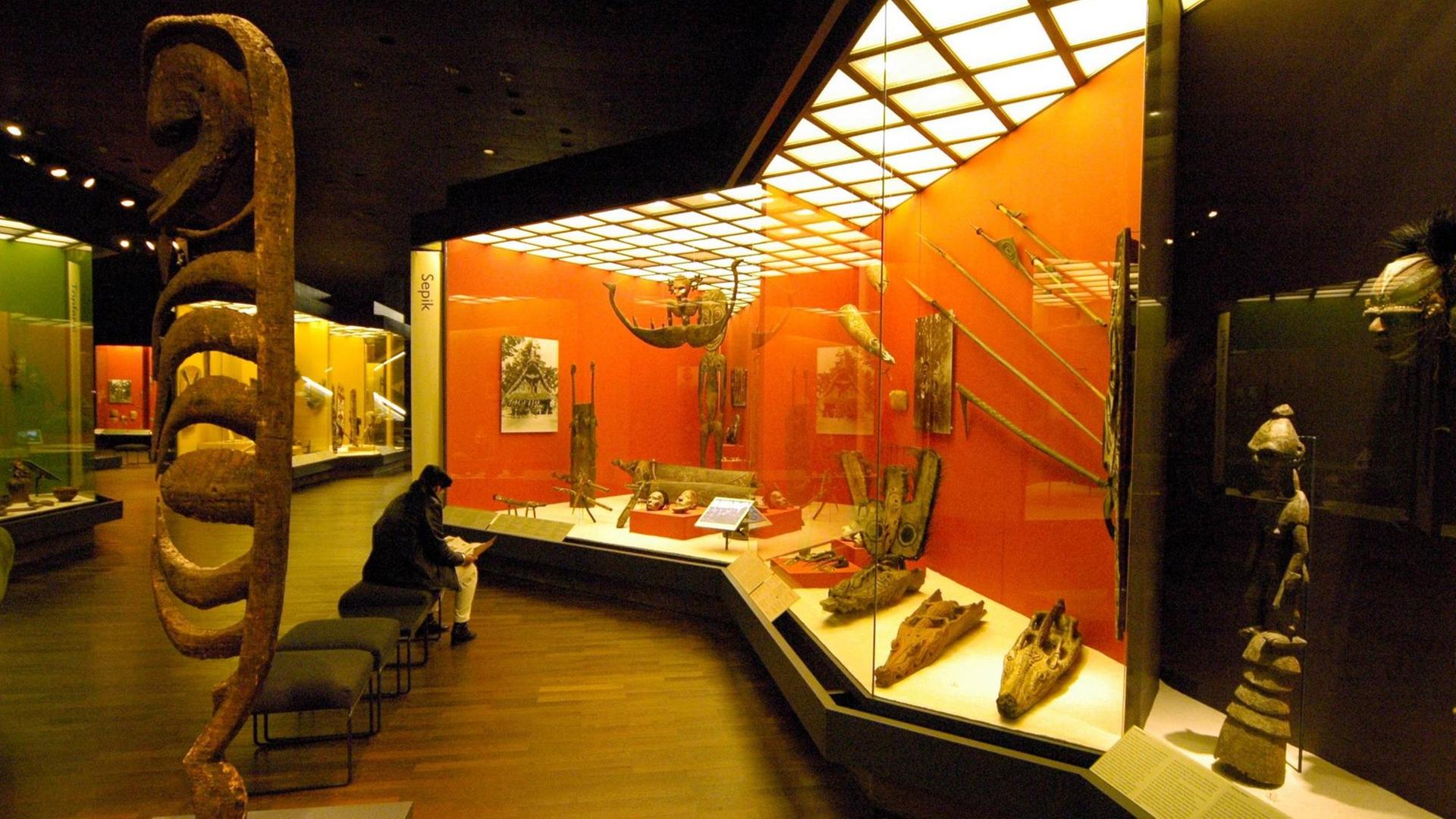 Glasvitirinen mit Exponate der Südsee-Abteilung im ethnologischen Museum in Berlinim