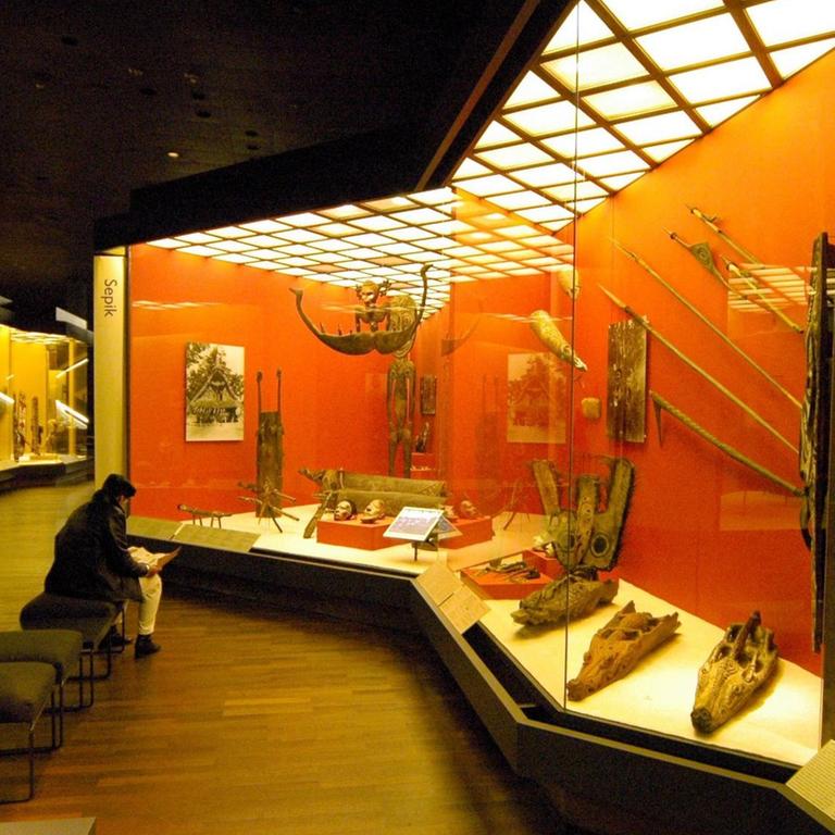 Exponate der Südsee-Abteilung im Ethnologischen Museum in Berlin Dahlem