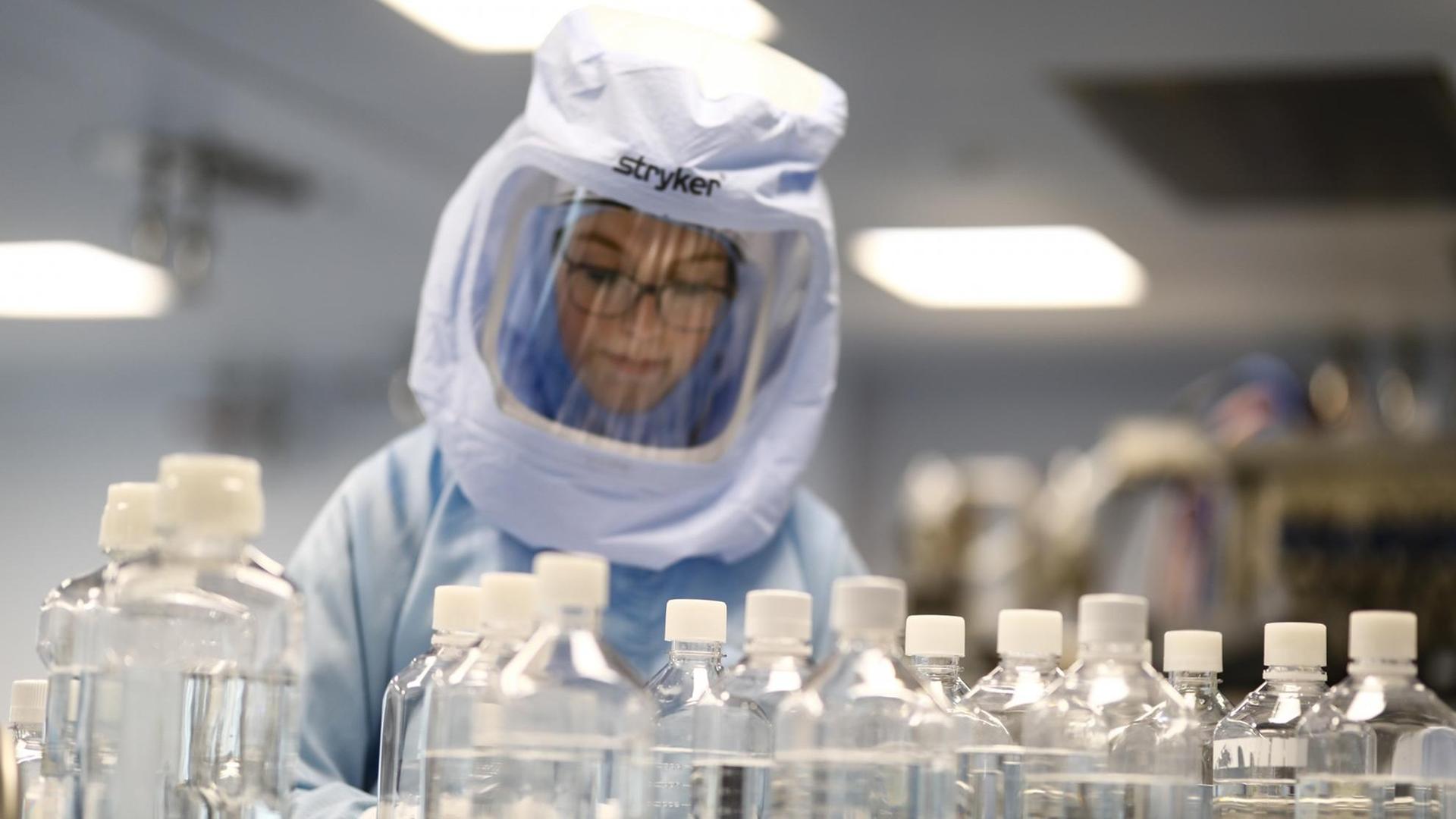 In einem Biontech-Labor in Marburg ist eine Wissenschaftlerin tätig. In einem Biontech-Labor in Marburg ist eine Wissenschaftlerin tätig.