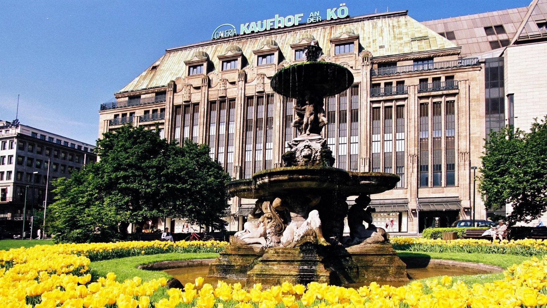 Brunnen vor dem Kaufhof an der Königsallee in Düsseldorf Brunnen vor dem Kaufhof an der Königsallee in Düsseldorf