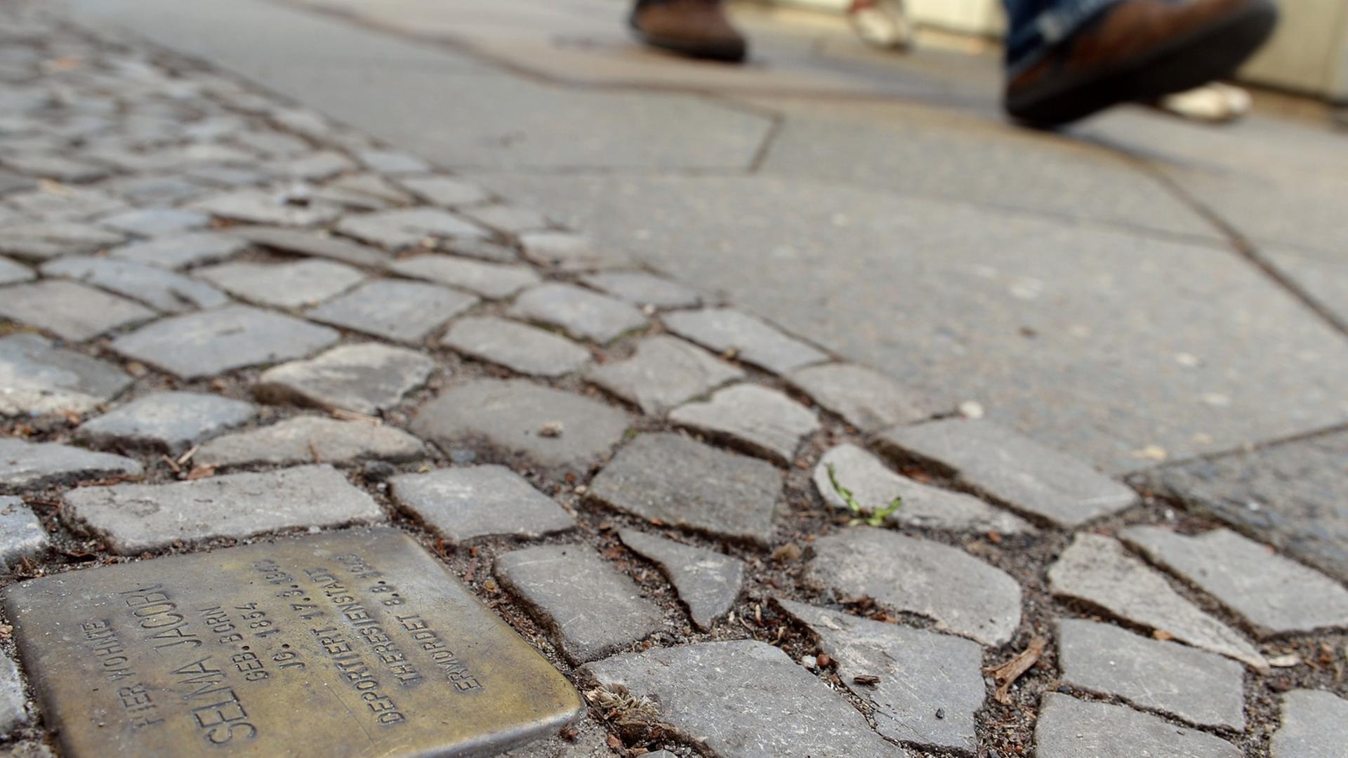 Der Stolperstein für Selma Jacobi in Berlin. Weil eine "Tatort"-Ermittlerin ihren Namen für die Krimi-Serie angenommen hatte, gab es Protest. Der Stolperstein für Selma Jacobi in Berlin. Weil eine "Tatort"-Ermittlerin ihren Namen für die Krimi-Serie angenommen hatte, gab es Protest.
