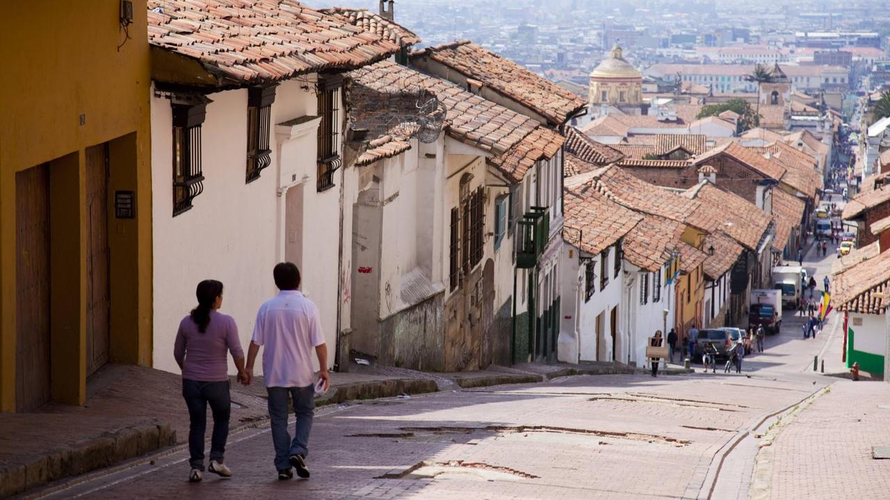 Blick von einer abfallenden Strasse auf Bogotá in Kolumbien. Blick von einer abfallenden Strasse auf Bogotá in Kolumbien.