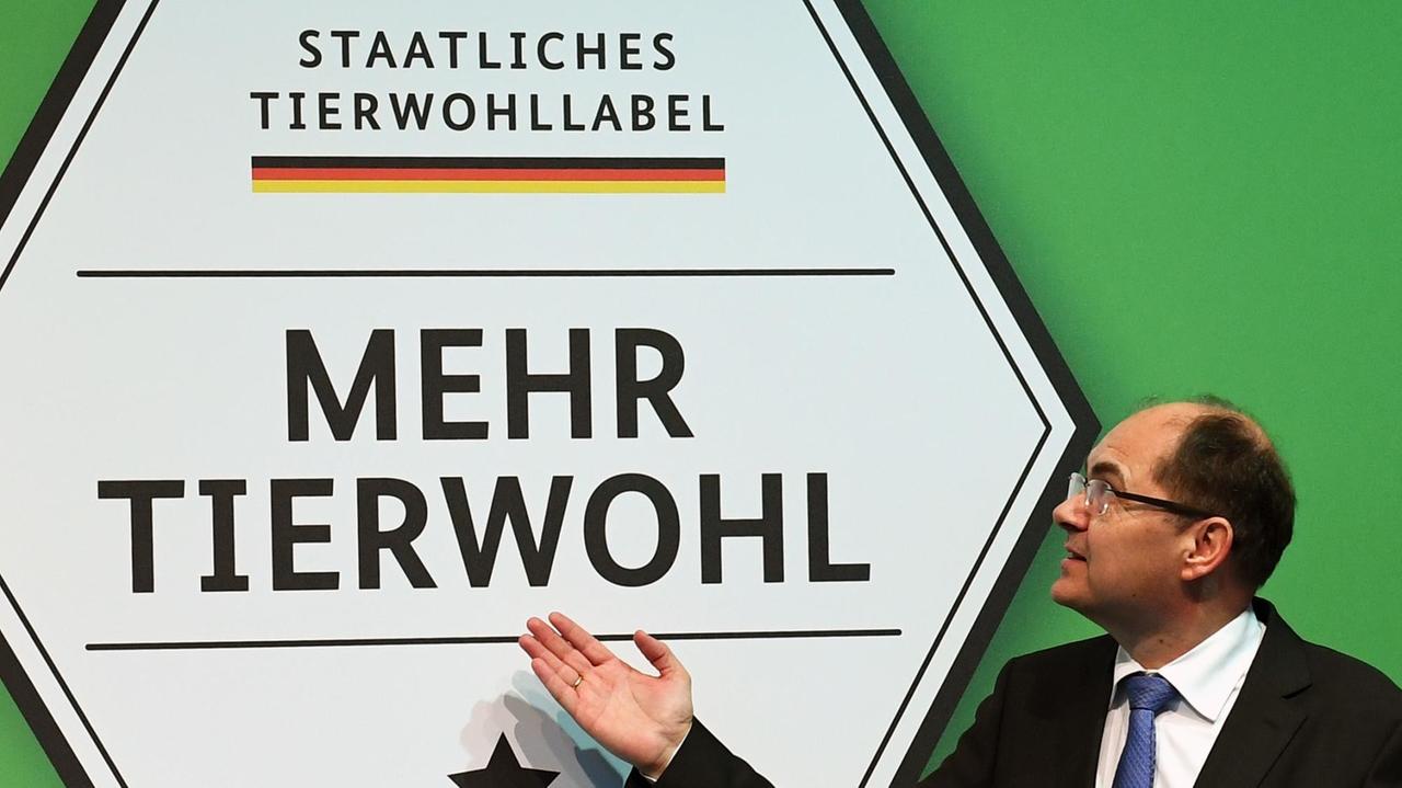 Bundeslandwirtschaftsminister Christian Schmidt (CSU) präsentiert auf dem Messegelände in Berlin auf der Internationalen Grünen Woche während eines Pressetermines ein neues staatliches Label für mehr Tierwohl. 