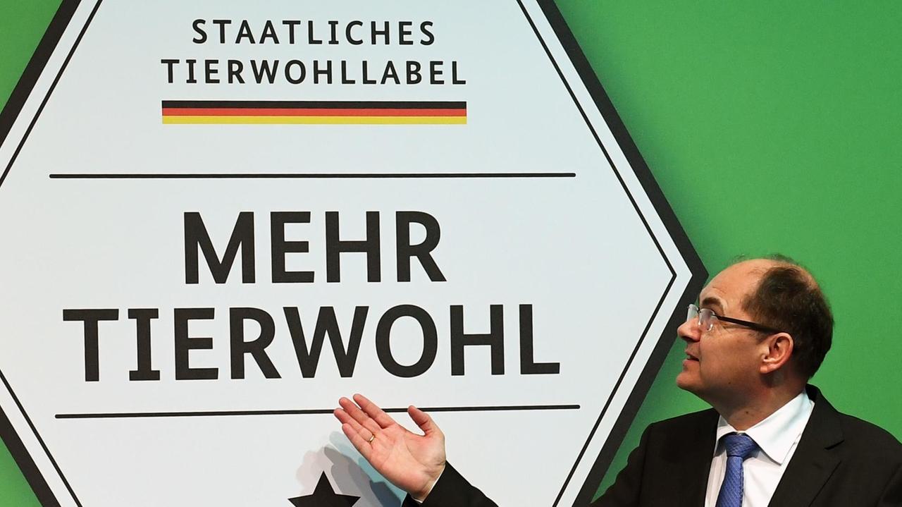 Bundeslandwirtschaftsminister Christian Schmidt (CSU) präsentiert auf dem Messegelände in Berlin auf der Internationalen Grünen Woche während eines Pressetermines ein neues staatliches Label für mehr Tierwohl. Bundeslandwirtschaftsminister Christian Schmidt (CSU) präsentiert auf dem Messegelände in Berlin auf der Internationalen Grünen Woche während eines Pressetermines ein neues staatliches Label für mehr Tierwohl.