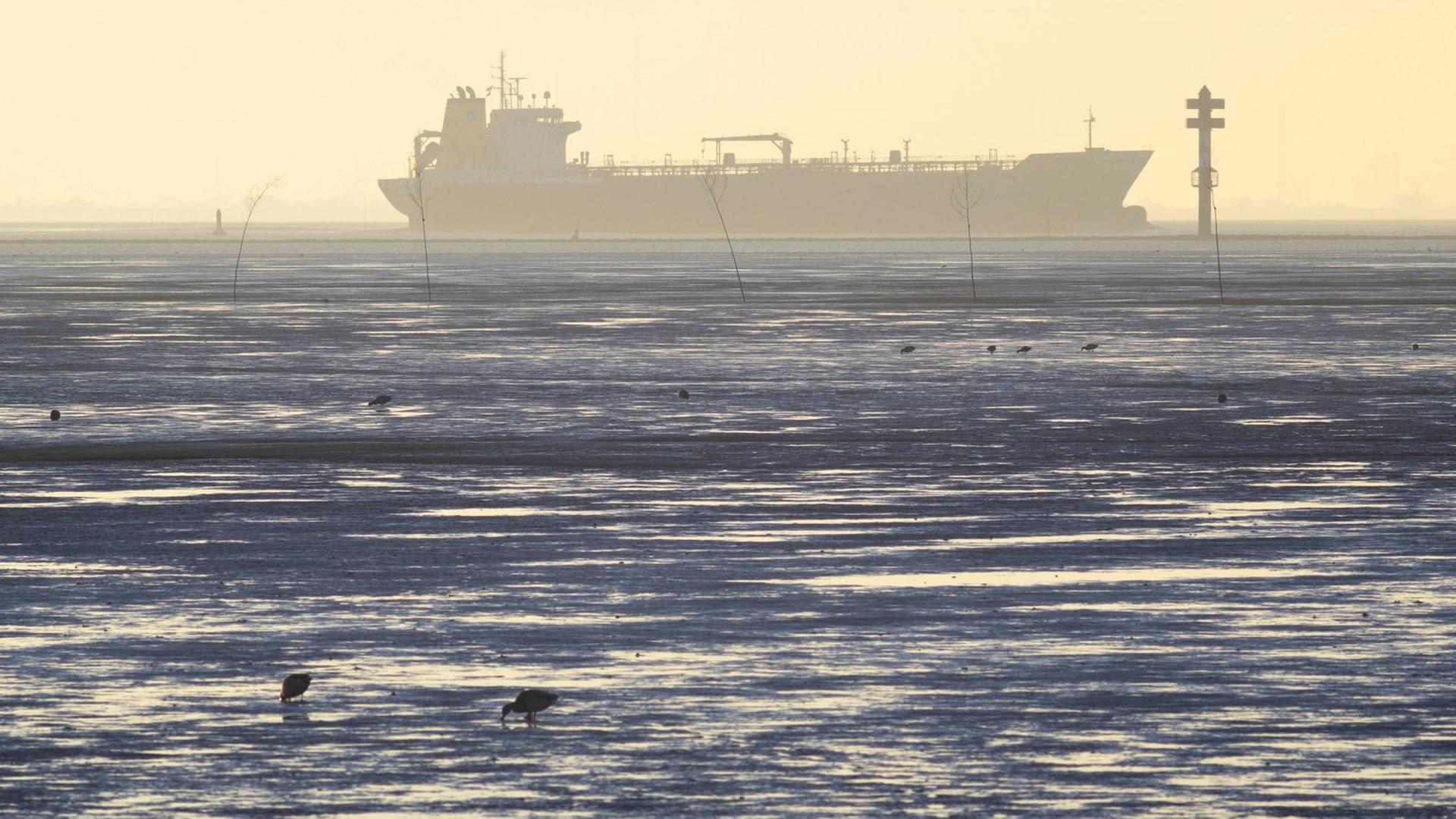 Ein Frachtschiff auf der Außenweser Ein Frachtschiff auf der Außenweser