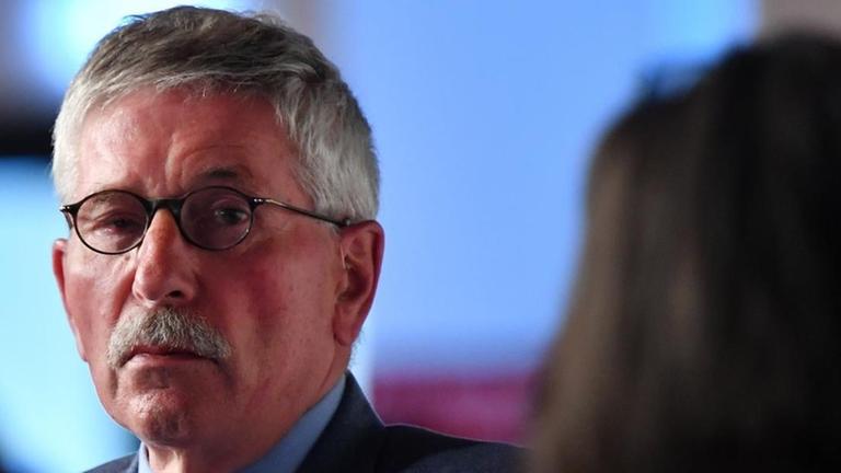 22.05.2019, Thüringen, Erfurt: Thilo Sarrazin (SPD), ehemaliger Berliner Finanzsenator, sitzt in der Arena Erfurt auf dem Podium. 22.05.2019, Thüringen, Erfurt: Thilo Sarrazin (SPD), ehemaliger Berliner Finanzsenator, sitzt in der Arena Erfurt auf dem Podium.