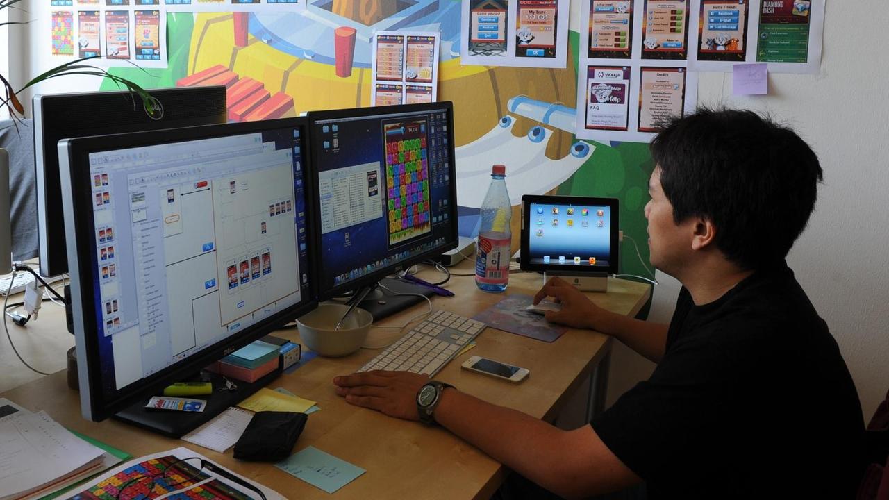 Ein Mitarbeiter des Spielesoftwareunternehmens Wooga GmbH arbeitet an dem Spiel Diamond Dash Ein Mitarbeiter des Spielesoftwareunternehmens Wooga GmbH arbeitet an dem Spiel Diamond Dash