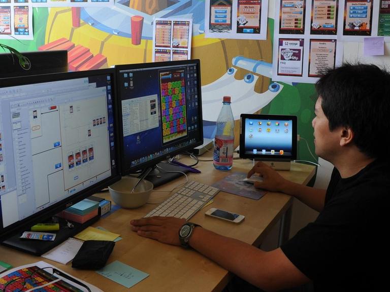 Ein Mitarbeiter des Spielesoftwareunternehmens Wooga GmbH arbeitet an dem Spiel Diamond Dash