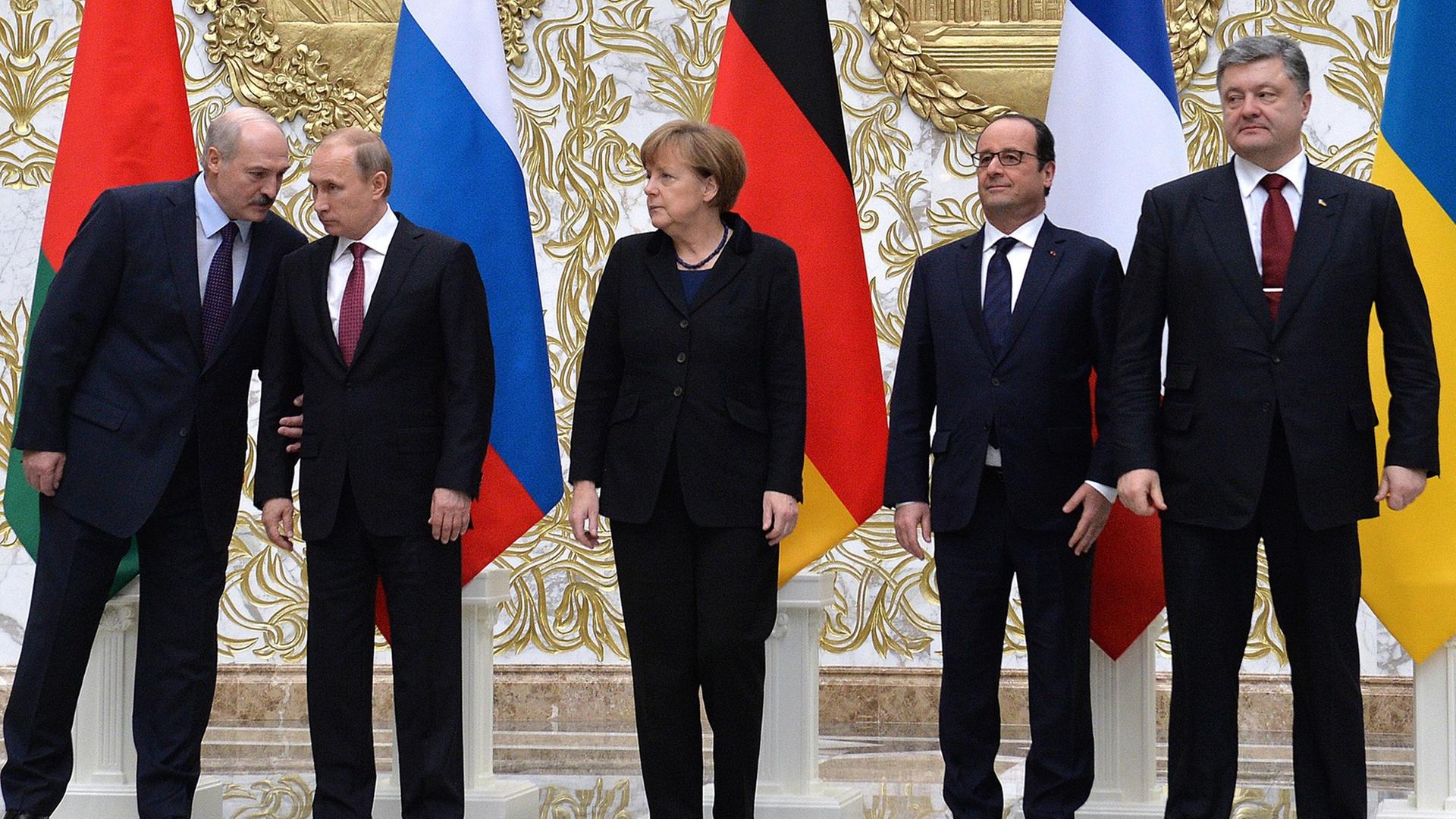 Lukaschenko, Putin, Merkel, Hollande und Poroschenko beim Krisentreffen zur Ukraine in Minsk Lukaschenko, Putin, Merkel, Hollande und Poroschenko beim Krisentreffen zur Ukraine in Minsk