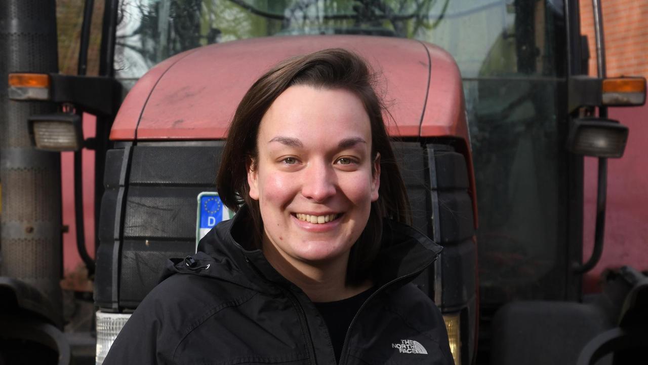 Elisabeth Fresen steht am 24.02.2017 bei Verden auf dem Hof ihres Vaters vor einem Traktor. Fresen will nach ihrem Studium den Hof ihres Vaters übernehmen. Foto: Carmen Jaspersen/dpa | Verwendung weltweit Elisabeth Fresen steht am 24.02.2017 bei Verden auf dem Hof ihres Vaters vor einem Traktor. Fresen will nach ihrem Studium den Hof ihres Vaters übernehmen. Foto: Carmen Jaspersen/dpa | Verwendung weltweit
