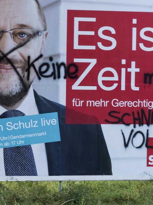 Ein beschmiertes Wahlplakt der SPD mit Spitzenkandidat Martin Schulz zur bevorstehenden Bundestagswahl in Berlin-Wedding.