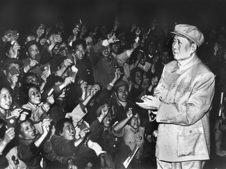 Mit der "Mao Bibel", dem roten Büchlein mit Schriften des chinesischen Führers Mao Tsetung, winkt die Masse während der Kulturrevolution am 7.10.1968, dem Nationalfeiertag, ihrem Führer Mao Tsetung zu. Mit der "Mao Bibel", dem roten Büchlein mit Schriften des chinesischen Führers Mao Tsetung, winkt die Masse während der Kulturrevolution am 7.10.1968, dem Nationalfeiertag, ihrem Führer Mao Tsetung zu.