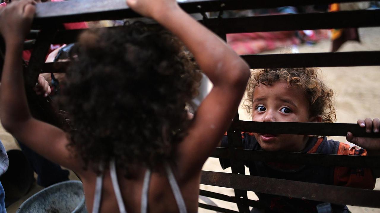 Zwei Kinder spielen im Gazastreifen