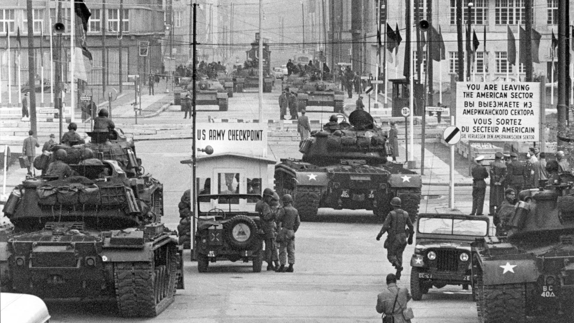 Sowjetische (hinten, T 54) und amerikanische (vorn) Panzer stehen sich am 28.10.1961 an der Berliner Sektorengrenze in der Friedrichstraße gegenüber. Sowjetische (hinten, T 54) und amerikanische (vorn) Panzer stehen sich am 28.10.1961 an der Berliner Sektorengrenze in der Friedrichstraße gegenüber.