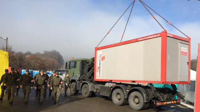 Im österreichischen Spielfeld werden Bürocontainer für die Grenzpolizei angeliefert. Im österreichischen Spielfeld werden Bürocontainer für die Grenzpolizei angeliefert.