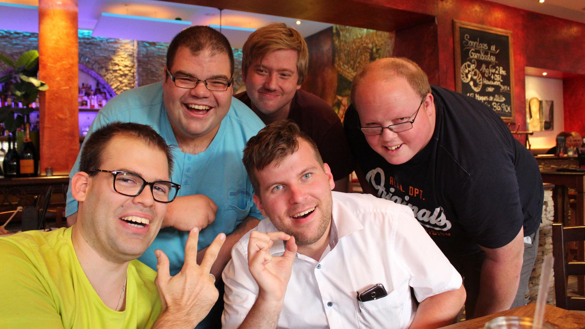 Klassentreffen von Ehemaligen der Regenbogenschule Münster: Christian, Daniel, Tobias, Carsten und Patrick (v.lks.). Fünf Junge Männer (zwei sitzende, dahinter drei stehende), lächeln in die Kamera Klassentreffen von Ehemaligen der Regenbogenschule Münster: Christian, Daniel, Tobias, Carsten und Patrick (v.lks.). Fünf Junge Männer (zwei sitzende, dahinter drei stehende), lächeln in die Kamera