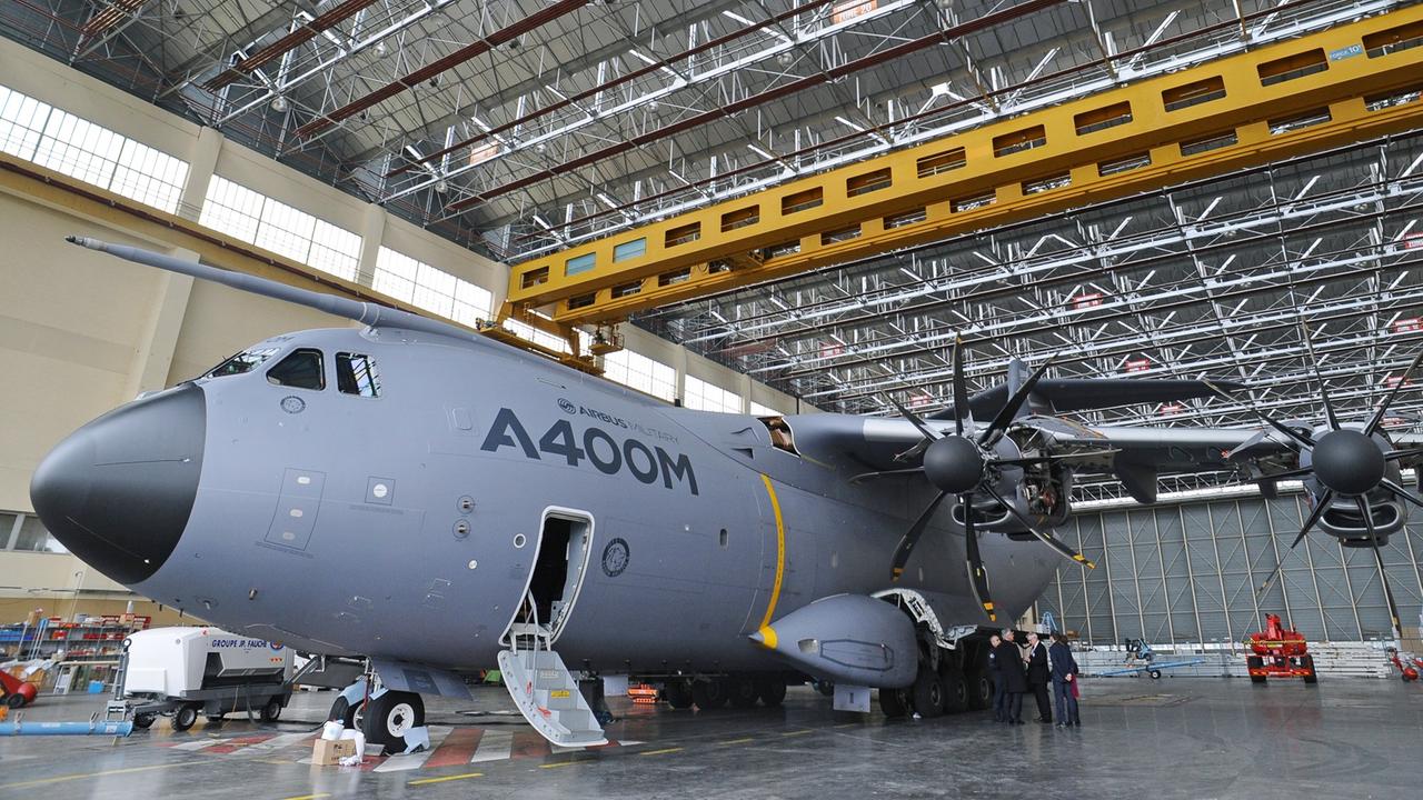 Ein Militärtransporter vom Typ Airbus A400M in einer Fertigungshalle in Toulouse im Südwesten Frankreichs. Ein Militärtransporter vom Typ Airbus A400M in einer Fertigungshalle in Toulouse im Südwesten Frankreichs.