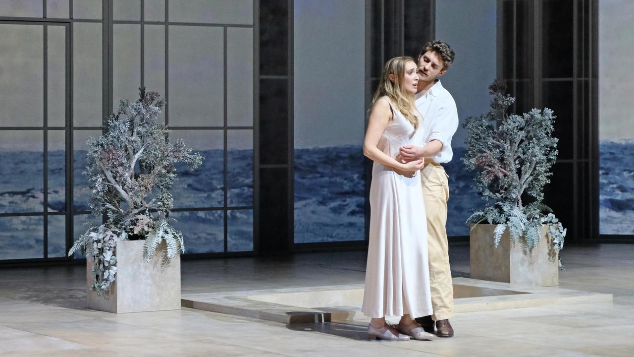 Jakub Józef Orliński  als Tolomeo und Louise Kemény als Seleuce in einer Bühnenszene der Oper Tolomeo von Georg Friedrich Händel.