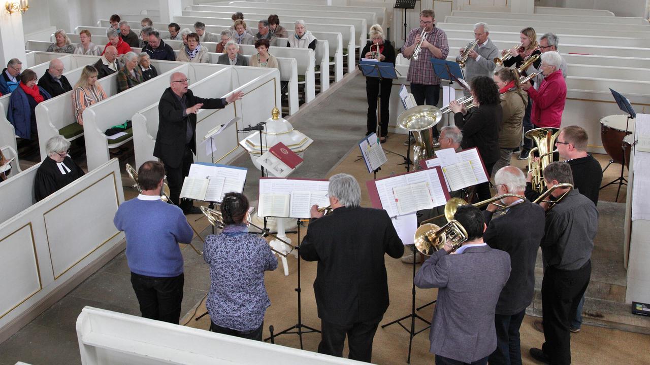 Blaesergottesdienst mit der Saechsisch-hessischen Blechblaesergruppe und dem Posaunenchor Lohmen unter der Leitung von Friedel W. Boehler in der evangelischen Dorfkirche von Lohmen, aufgenommen am 10.05.2015. Foto: Rainer Oettel Blaesergottesdienst mit der Saechsisch-hessischen Blechblaesergruppe und dem Posaunenchor Lohmen unter der Leitung von Friedel W. Boehler in der evangelischen Dorfkirche von Lohmen, aufgenommen am 10.05.2015. Foto: Rainer Oettel