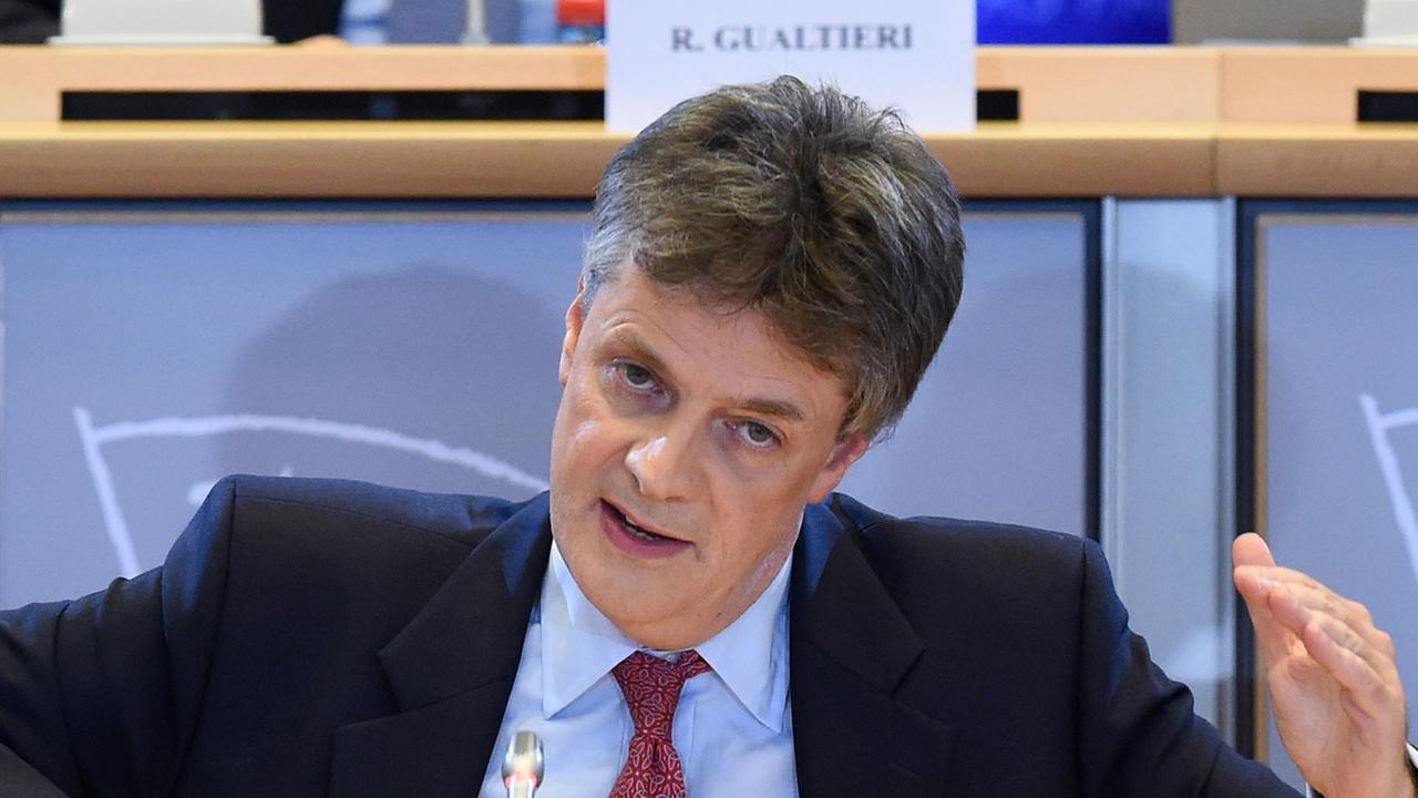 Jonathan Hill, nominiert als EU-Kommissar für Finanzstabilität, Finanzdienstleistungen und Kapitalmärkte, stellt sich dem EU-Parlament vor.