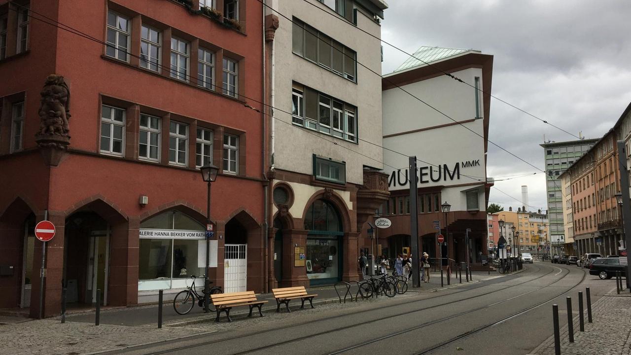 Blick auf einen Teil der neuen Altstadt und ein Gebäude mit der Aufschrift "Museum MMK" in Frankfurt am Main Blick auf einen Teil der neuen Altstadt und ein Gebäude mit der Aufschrift "Museum MMK" in Frankfurt am Main