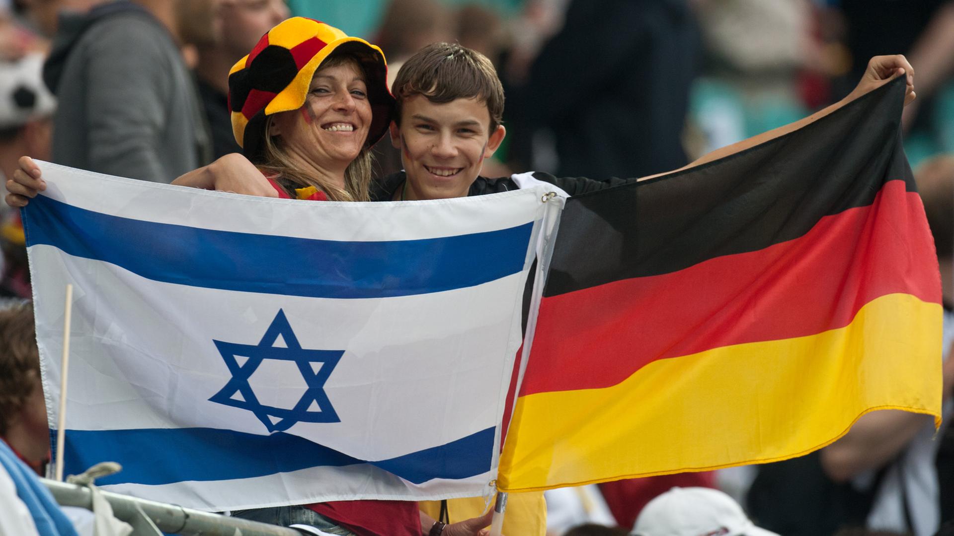 Deutsch-israelische Freundschaft - hier bei einem Fußball-Länderspiel im Mai 2012 in Leipzig Deutsch-israelische Freundschaft - hier bei einem Fußball-Länderspiel im Mai 2012 in Leipzig