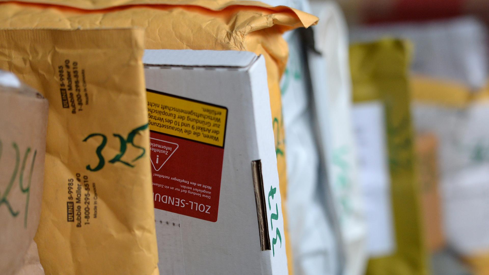 Zahlreiche vom Zoll nummerierte Briefe und Päckchen liegen in den Regalen der Postabfertigung des Zollamtes Nord in Düsseldorf (Nordrhein-Westfalen). Zahlreiche vom Zoll nummerierte Briefe und Päckchen liegen in den Regalen der Postabfertigung des Zollamtes Nord in Düsseldorf (Nordrhein-Westfalen).