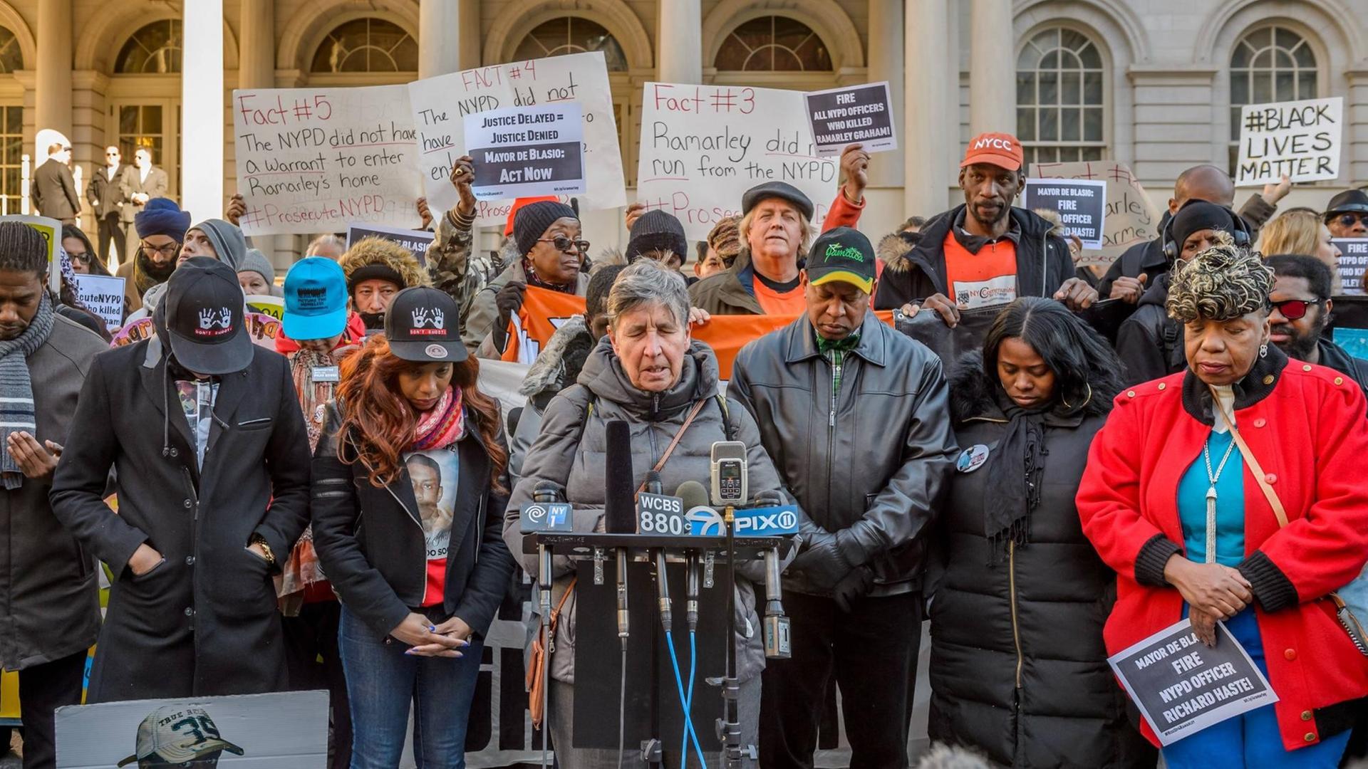 Reverend Donna Schaper von der Judson Memorial Church in New York spricht bei einer Protestkundgebung während der Black-Lives-Matter-Proteste im Februar 2016 Reverend Donna Schaper von der Judson Memorial Church in New York spricht bei einer Protestkundgebung während der Black-Lives-Matter-Proteste im Februar 2016