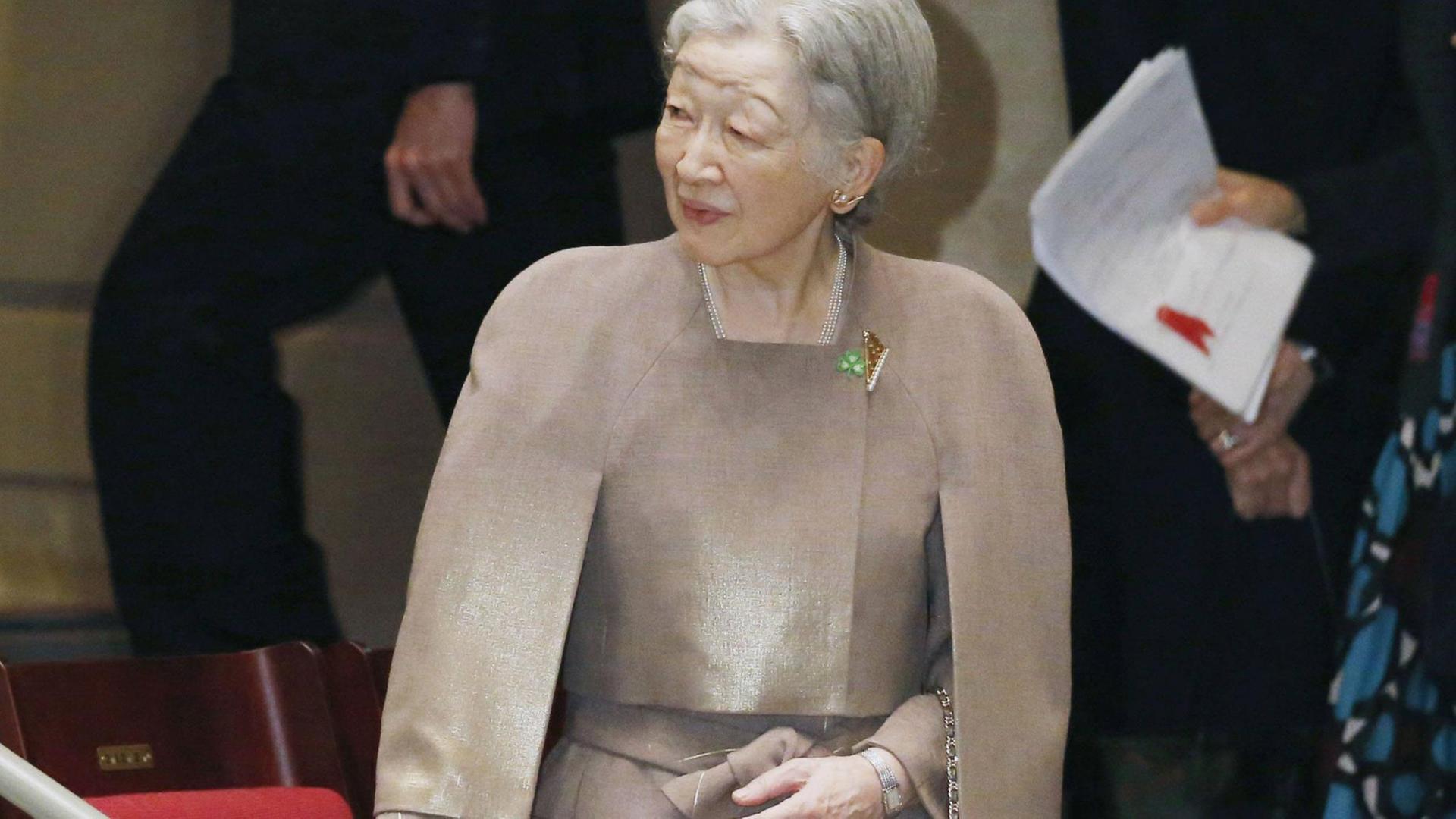 Die japanische Kaiserin Michiko besucht ein Konzert in Tokyo.