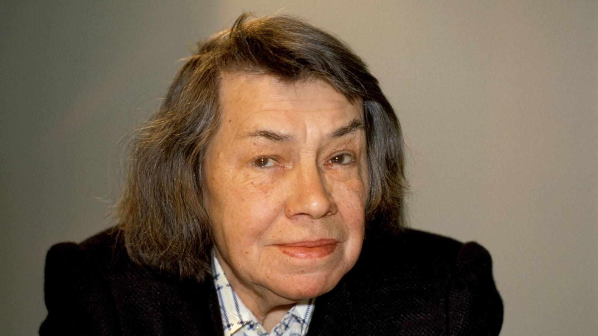 Ein Farbfoto zeigt Patricia Highsmith freundlich die Kamera blickend Ein Farbfoto zeigt Patricia Highsmith freundlich die Kamera blickend