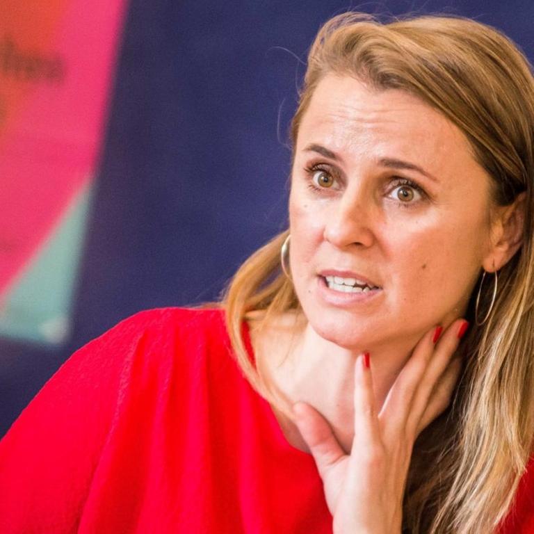 Die Germanistin Jagoda Marinic im März 2019 in München. Eine junge Frau mit langen Haaren sitzt in einem Raum und sagt etwas. 
