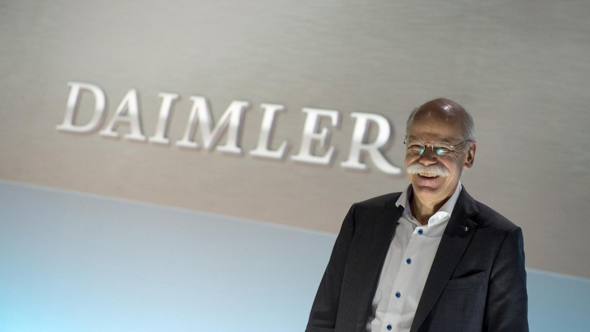 Der Vorstandsvorsitzende der Daimler AG, Dieter Zetsche steht in Stuttgart nach der Jahrespressekonferenz des Konzerns vor einem Daimler-Schriftzug. Der Vorstandsvorsitzende der Daimler AG, Dieter Zetsche steht in Stuttgart nach der Jahrespressekonferenz des Konzerns vor einem Daimler-Schriftzug.