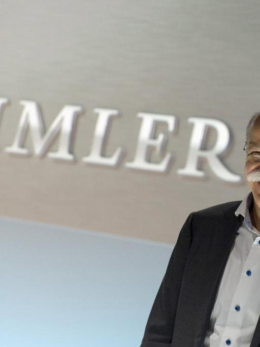 Der Vorstandsvorsitzende der Daimler AG, Dieter Zetsche steht in Stuttgart nach der Jahrespressekonferenz des Konzerns vor einem Daimler-Schriftzug.